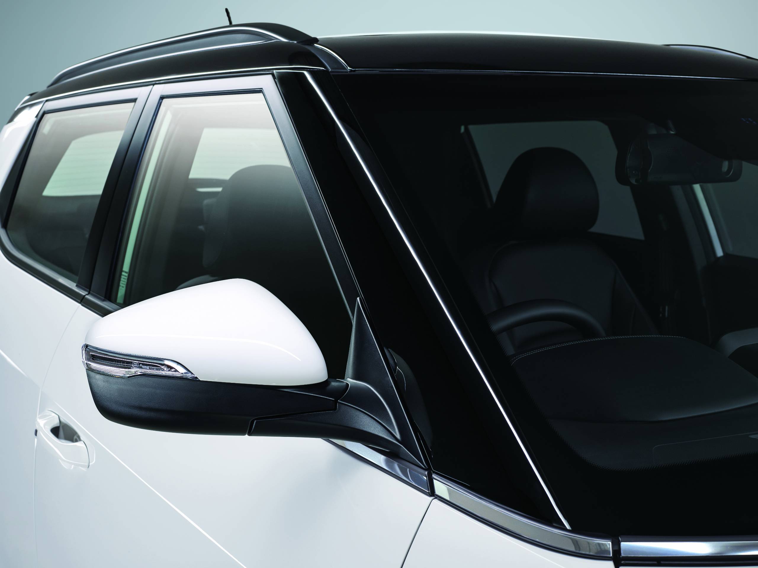 Gloss black finish on A-Pillar